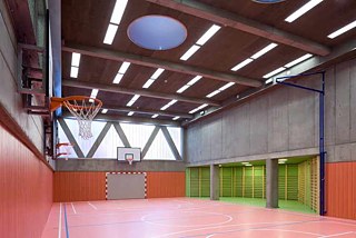 Wohnhaus mit Turnhalle 