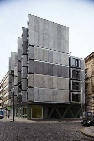 Wohnhaus mit Turnhalle 