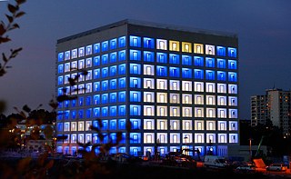 Nová knihovna na náměstí Mailänder Platz ve svém oslnivě modrém večerním hávu. | foto: Kraufmann/Harms, © Landeshauptstadt Stuttgart