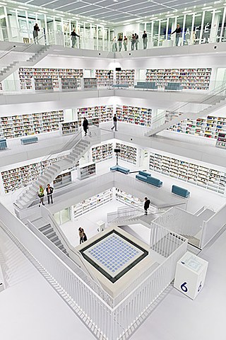 Městská knihovna na náměstí Mailänder Platz, vnitřní ochozy | foto: Kraufmann/Harms, © Landeshauptstadt Stuttgart