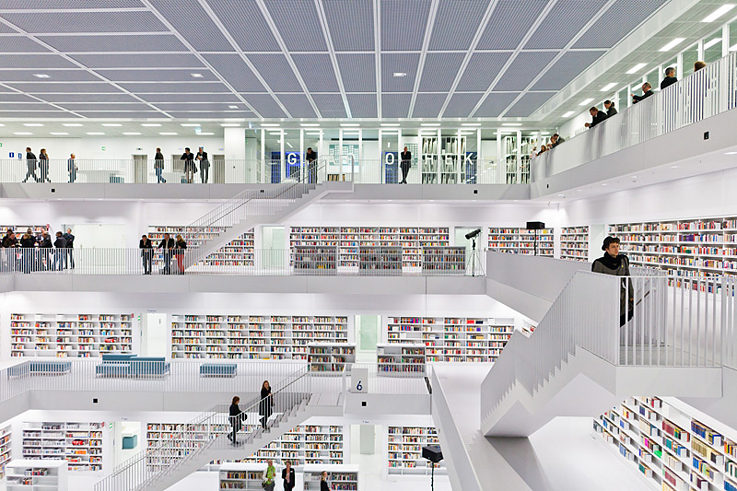 Městská knihovna na náměstí Mailänder Platz, vnitřní ochozy | foto: Kraufmann/Harms, © Landeshauptstadt Stuttgart