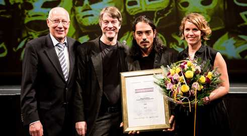 Entrega del premio Heidelberger Stückemarkt 2015: Dieter Sommer (presidente de la mesa directiva del Círculo de Amigos del Teatro y la Orquesta de Heidelberg), Ángel Hernández (ganador del Premio Internacional para Dramaturgos y del Premio del Público del Festival Heidelberger Stückemarkt 2015), Ilona Goyeneche (scout en México para el Heidelberger Stückemarkt 2015, Coordinación Cultural, Goethe-Institut Mexiko)