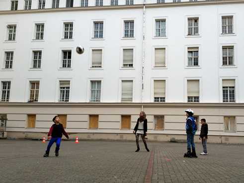 Spielende Kinder im Hof