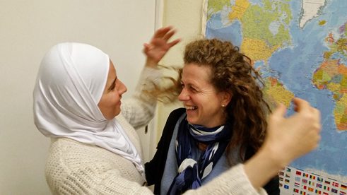 Die Syrerin Hend und die deutsche Helferin Heike sind Freundinnen geworden.