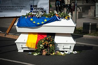 Entierro en Berlín de personas muertas frente a los muros europeos