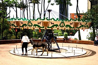 Nathalie Mba Bikoro, El Carrusel, Performance im Parque de la Independencia im Bosque Izquierdo Viertel, Bogotá, 2013.