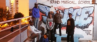 Le groupe devant le studio d'enregistrement