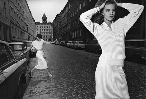 Modefoto für „Sibylle“ mit Grit Kundler, 1986, Berlin-Prenzlauer Berg, DDR