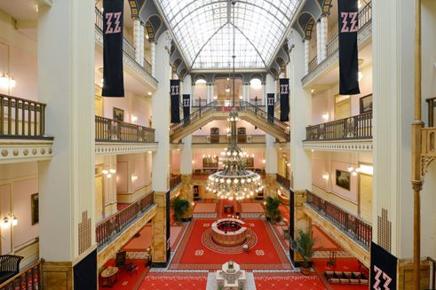 In einem ehemaligen Görlitzer Warenhaus wurde die Lobby des Hotels nachgebaut.