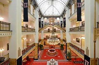 In einem ehemaligen Görlitzer Warenhaus wurde die Lobby des Hotels nachgebaut.