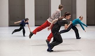 „Selon“. Eine Arbeit von William Forsythe und der Forsythe Company. Ildikó Tóth, Yasutake Shimaji, Frances Chiaverini, Natalia Rodina.