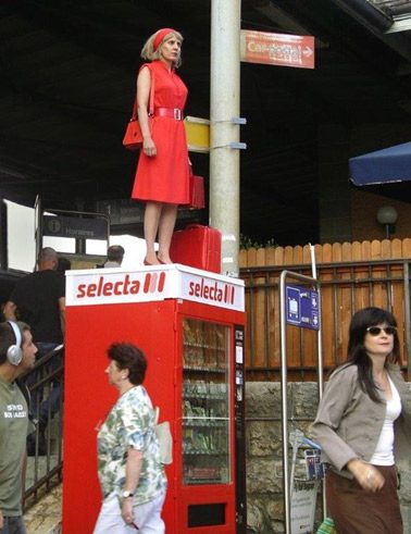 Die Stadt ist der Star, 2004, Chantal Michel, Die Frau in Rot, 2004, Performance, Nyon, FAR – Festival des Arts vivants