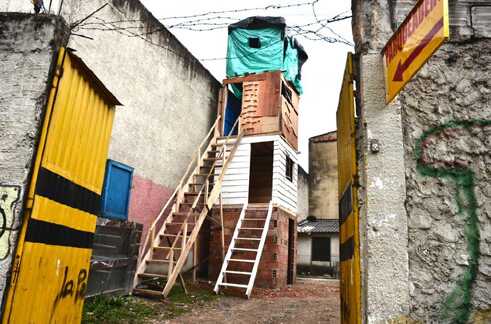 Santiago Roose, Torre, 2013. Installation in einem Parkplatz im La Macarena Viertel, Bogotá.