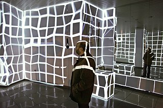 Mapping in der Eingangshalle des Goethe-Instituts Barcelona in der Calle Manso. Im Foto: Ramo Bellmann.