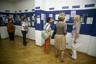 Ausstellung zu Ehren von Walter Benjamin.  Im Foto Claudia Kalazs und weitere.