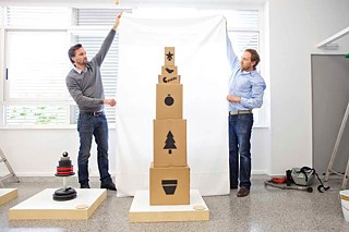 Vorbereitungen zur Weihnachtsausstellung “Oh Tannembaum”. 