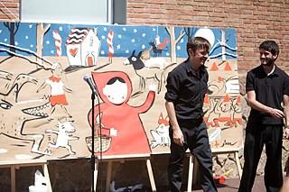 El artista Ignasi Blanch con su mural con motivo del 200 aniversario de la publicación del primer libro de cuentos infantiles de los hermanos Grimm.