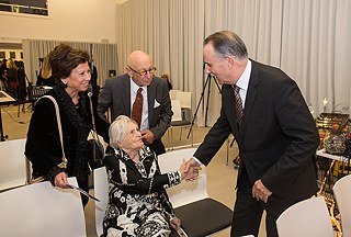 Einweihungsfeier des neuen Sitzes des Goethe-Instituts Barcelona. Im Foto: Hans Dieter Lehmann, Präsident des Goethe-Instituts, begrüßt Rosemarie Hess, Gründerin der Deutschen Bibliothek in Barcelona.