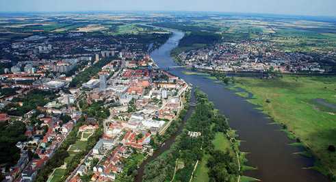 Frankfurt (Oder) und Słubice (rechts), verbunden durch die Stadtbrücke (A)