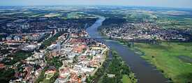 Frankfurt (Oder) und Słubice (rechts), verbunden durch die Stadtbrücke (TA)