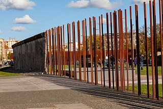 Mauernachzeichnung auf dem Areal der Gedenkstätte Berliner Mauer;