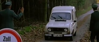 Contrôle d’un couple d’amoureux à une frontière dans l’époque précédant Schengen