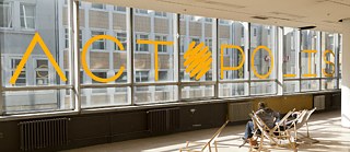 ACTOPOLIS mit Liegestühlen