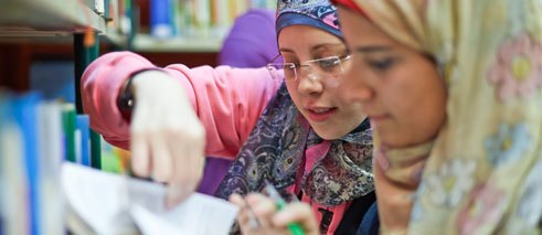 Leser in der Bibliothek