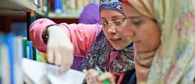 Leser in der Bibliothek