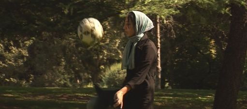 Jeune fille jouant au football