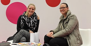 Grundschullehrerin Annika Goertz (links) und Kollegin Melanie Greßer müssen sich kurz vom Messetrubel erholen.