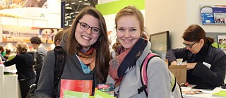 Referendarin Christine Otte (rechts) und Sozialarbeiterin Miriam Falke freuen sich über das Info-Material vom Stand des Goethe-Instituts.