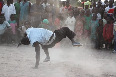 Taigué Ahmed beim Tanzen mit Geflüchteten im Tschad