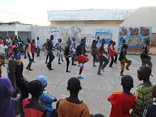 Taigué Ahmed beim Tanzen mit Geflüchteten im Tschad