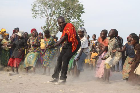Taigué Ahmed při tanci s uprchlíky v Čadu