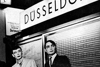 Kraftwerk am Gleis 17 des Düsseldorfer Bahnhofs, auf dem Sprung zum Weltruhm.
