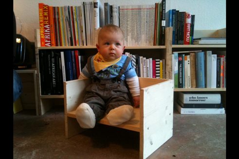 Auch die junge Generation richtet sich mit dem  Berliner Hocker ein