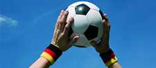 Deux mains avec un ballon de foot