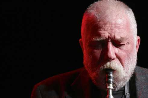 Peter Brötzmann war 2014 als Gast des Münchner ICI Ensembles mit seinem ursprünglichen Instrument, der Klarinette, zu hören.