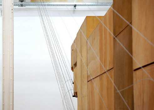 Jay Gard, Die Schrankwand der Großeltern als pendelnde Installation