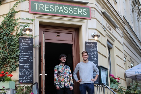 Zu Besuch im Trespassers. Seit zweieinhalb Jahren arbeitet Carlos in der lateinamerikanischen Bar in Berlin-Mitte.