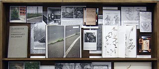 “Handbook of Plants Growing Wild in the City”, showcase, 2009 | Foto (detail): Helmut Völter