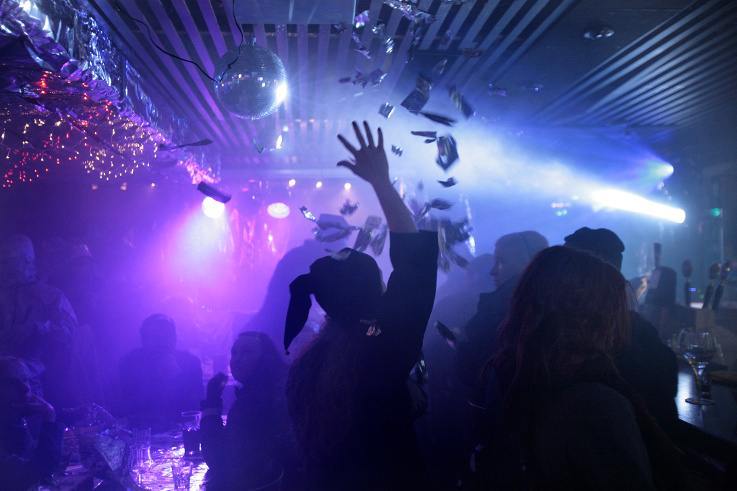 Für das Event Avaruuslaiva wird die örtliche Bar für einen Abend in ein Raumschiff verwandelt.