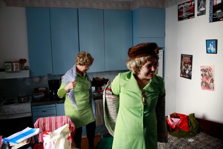 Soile Savela und Minna Hyvönen, aktiv in der Stricksektion des Vereins, verkleiden sich als „alte Weiber“ für Fotos zur Bewerbung des Karsamstag. In einem örtlichen Pub wird dann zusammen gehäkelt und gestrickt.