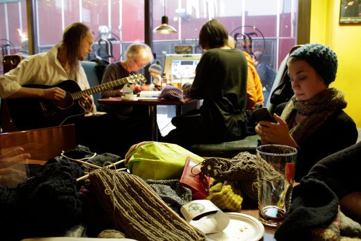 Karsamstag (auf Finnisch: „Garnsamstag“) im Baron Pub. Veikko Leinonen begleitet die strickenden Frauen auf der Gitarre.