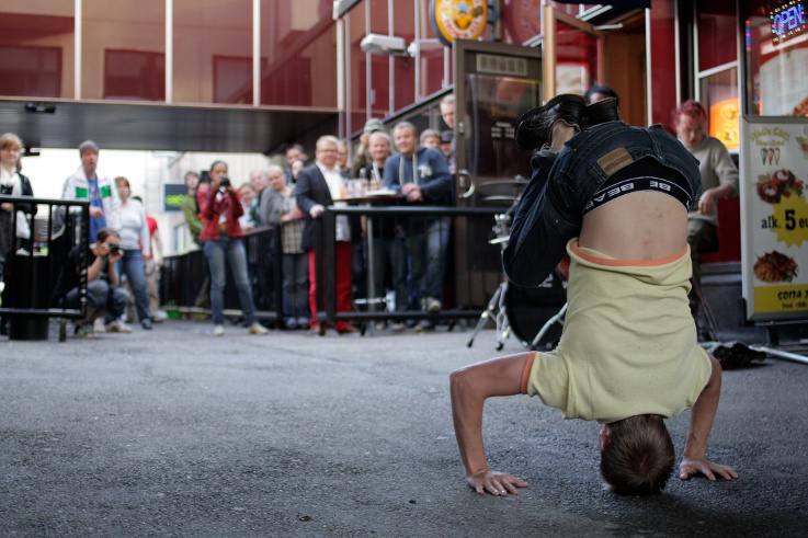 Bei der Veranstaltung Brot und Zirkusspiele gibt es Brot und andere Leckereien aus der örtlichen Bäckerei sowie Zirkusnummern.