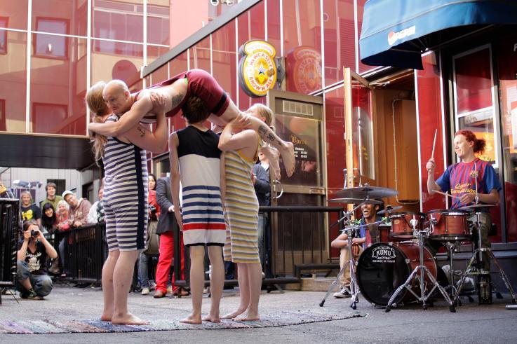 Die Gymnastikgruppe Seminaarinmäen miesvoimistelijat bei Brot und Zirkusspielen. Der Perkussionist Ilkka Tolonen begleitet.