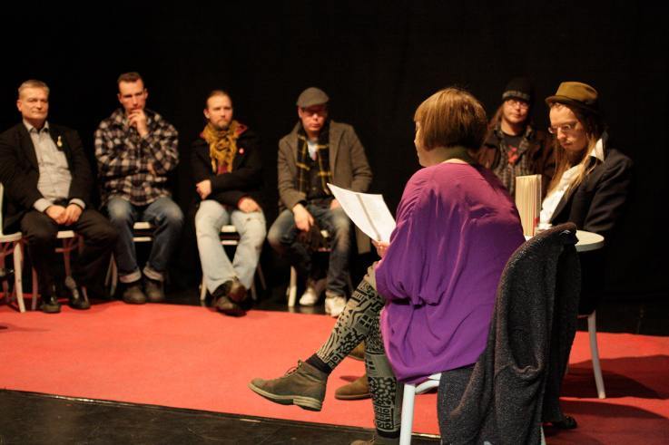 Anna Ahmatova-Lyrikabend in Generaattori. Die Sängerin Stina Koistinen trägt ein Gedicht vor, Veikko Leinonen ist ihr Interviewpartner.