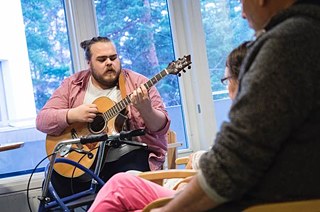 Nikita Rytkönen spielt für die Bewohner Gitarre. Die Aufgaben der Studenten werden nach deren eigenem Interesse vereinbart.