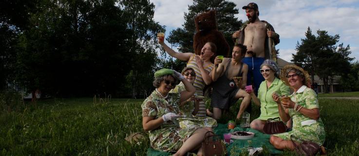 Fotosession auf der Marktstraße während der Lyrikwoche Kajaani